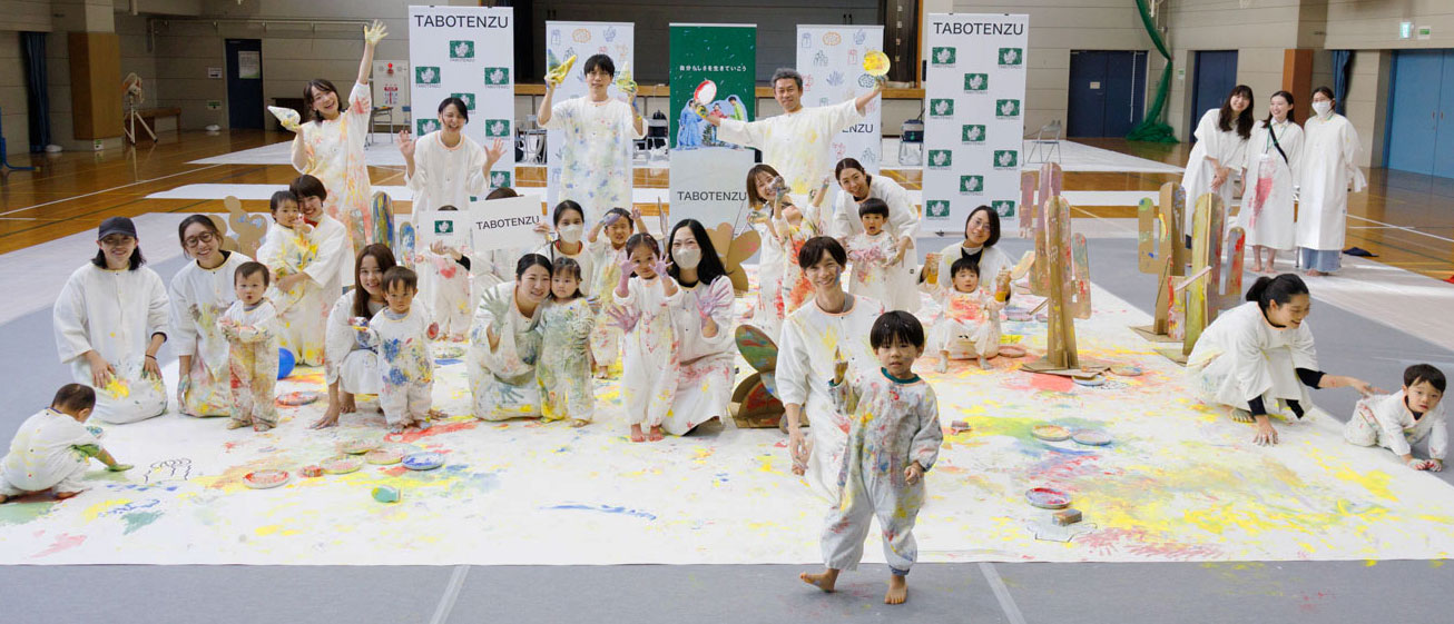 親子で全力！かぞくのおえかきイベントの集合写真