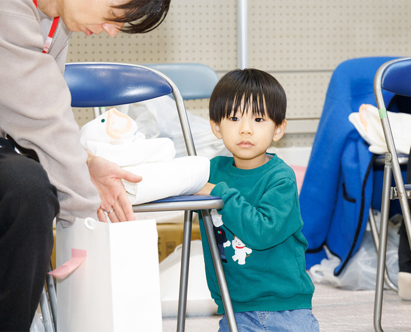 HOME/WORK イベント会場にいるお子さんの少し緊張した様子の写真
