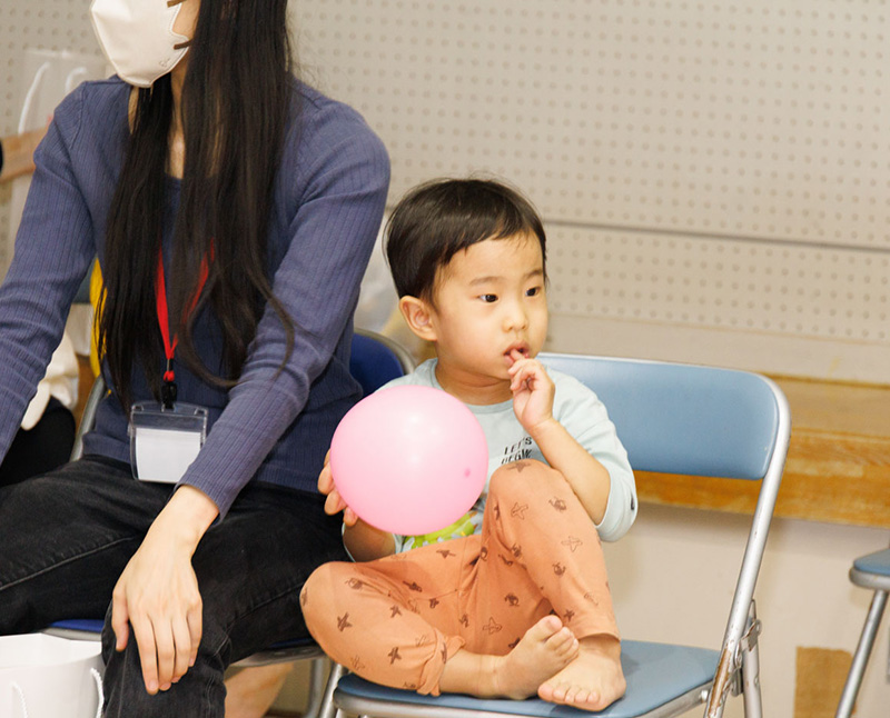 HOME/WORK イベント会場にいるお子さんの少し緊張した様子の写真