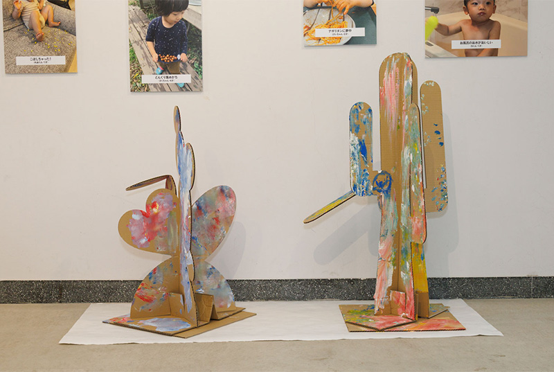 ゆびえのぐで色を塗ったダンボールサボテンの写真