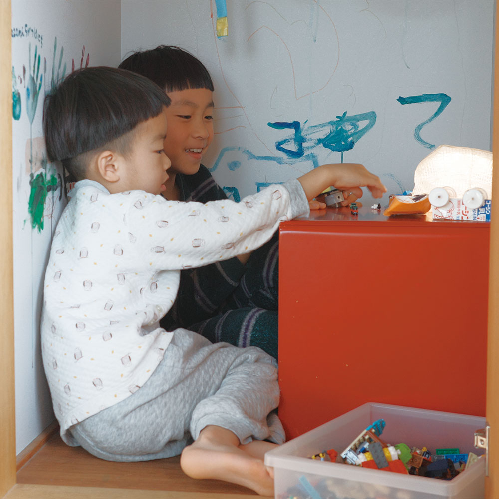 兄弟の秘密基地で遊んでいる様子