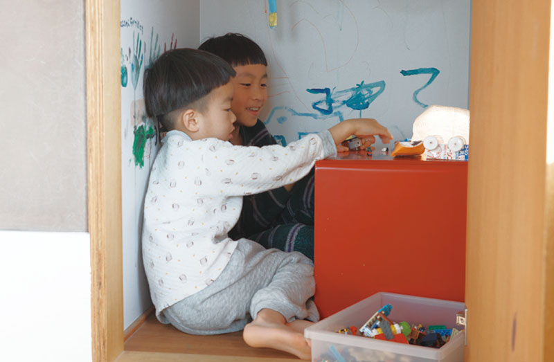 兄弟の秘密基地で遊んでいる様子