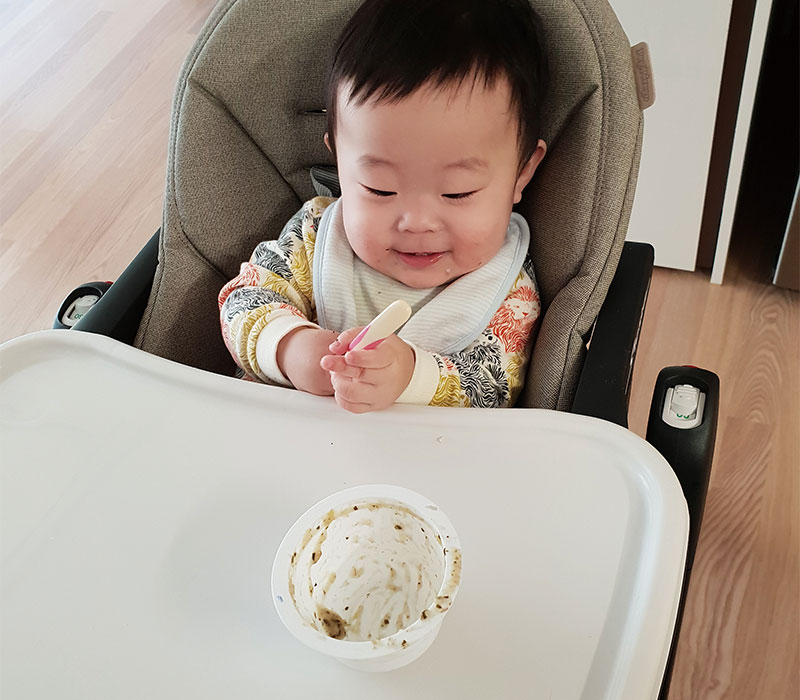 赤ちゃんが離乳食を食べてごちそうさまをしている様子