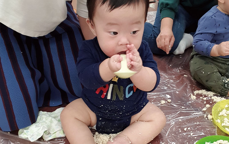 五感遊びをしている赤ちゃんの様子