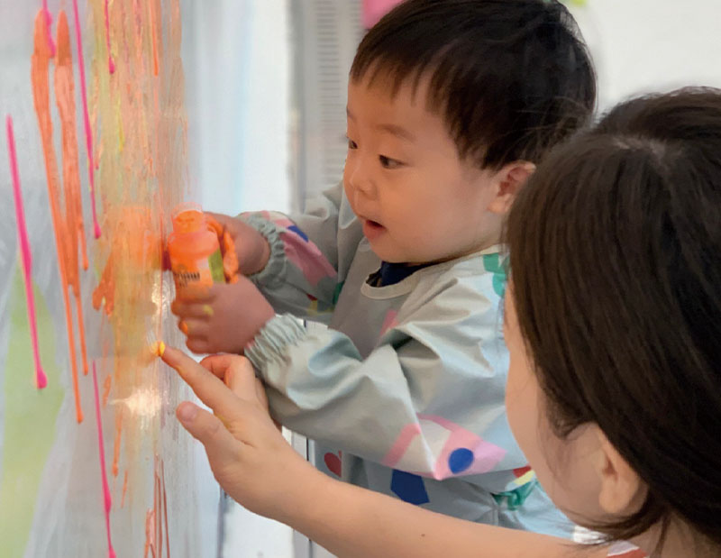 五感遊びをしている赤ちゃんの様子