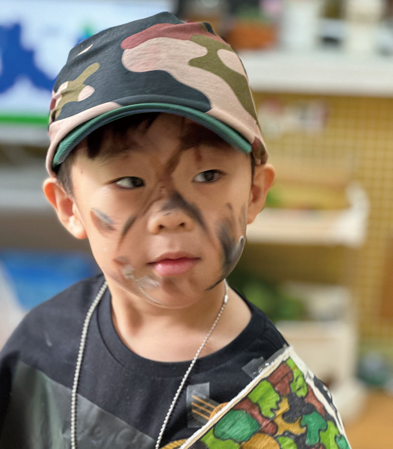 幼稚園のスペシャルデーで迷彩柄の洋服を着ている男の子