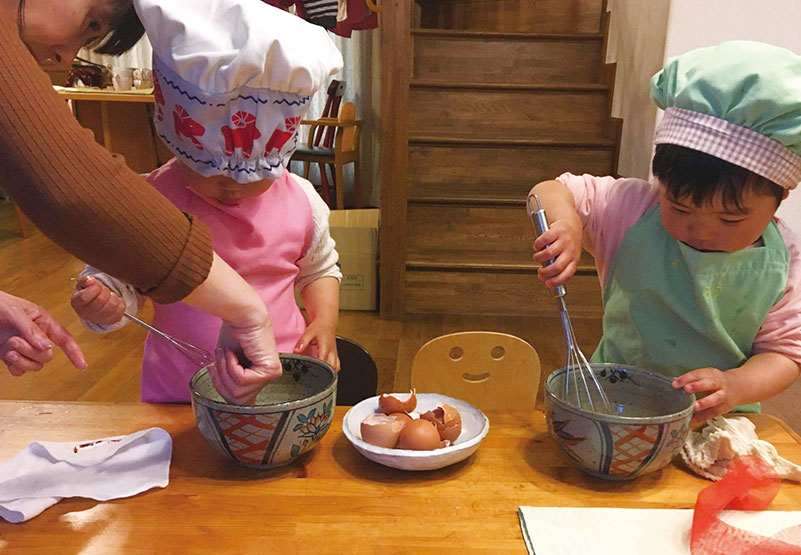 お子さん２人で料理を作っている様子