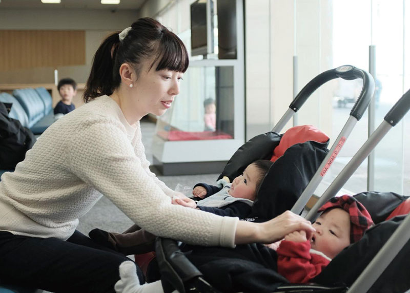 ２台のベビーカーでお子さん２人の寝かしつけをしている様子