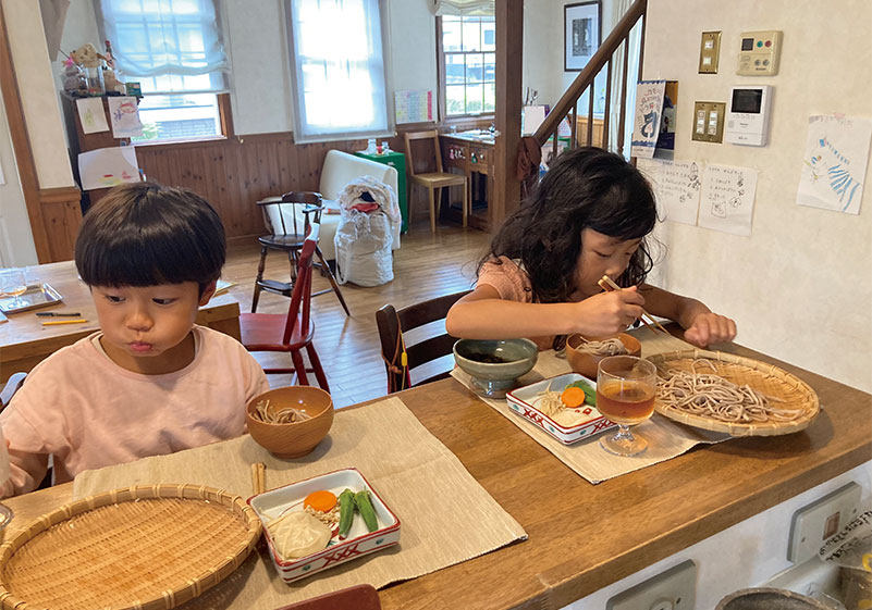 お子さん２人がおそばを食べている様子