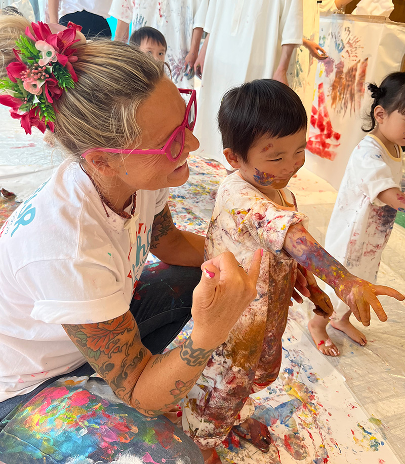 スザンヌさんとえのぐ遊びを楽しんでいる子供達