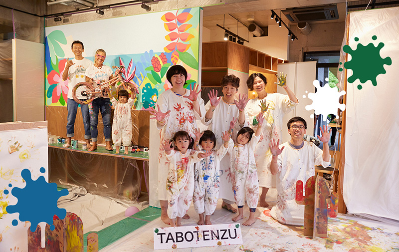 スザンヌさんが描いた素敵なウォールアートの前で記念撮影
