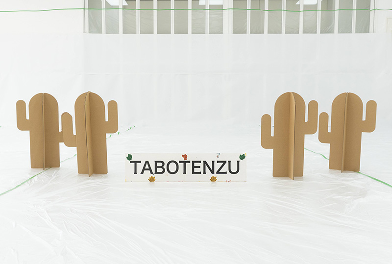 TABOTENZUロゴとダンボールサボテンの写真