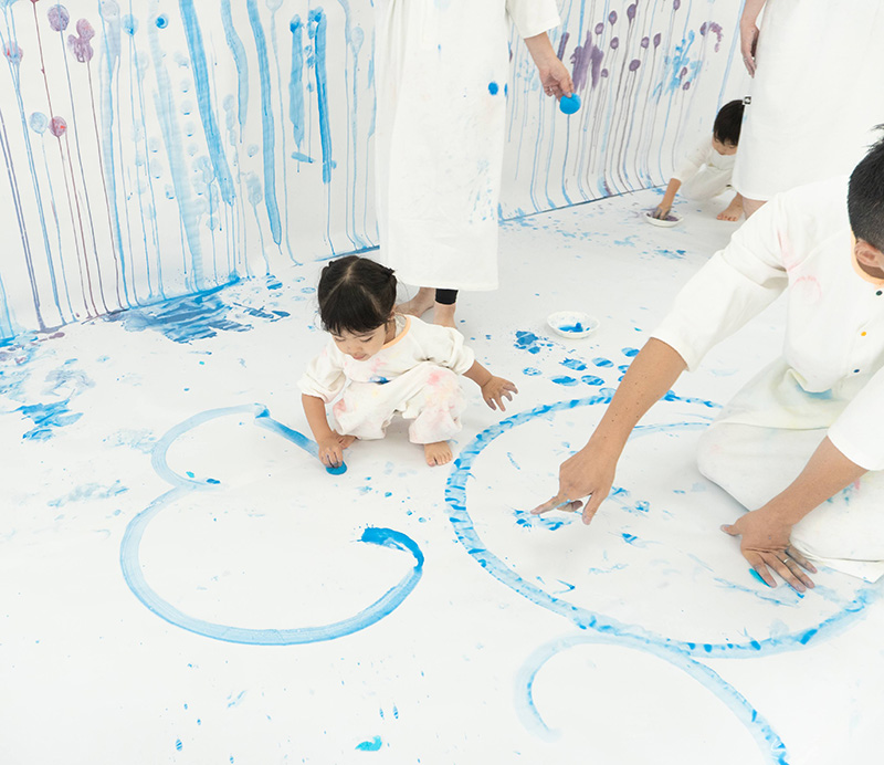 丸スポンジで絵を描く子供の様子