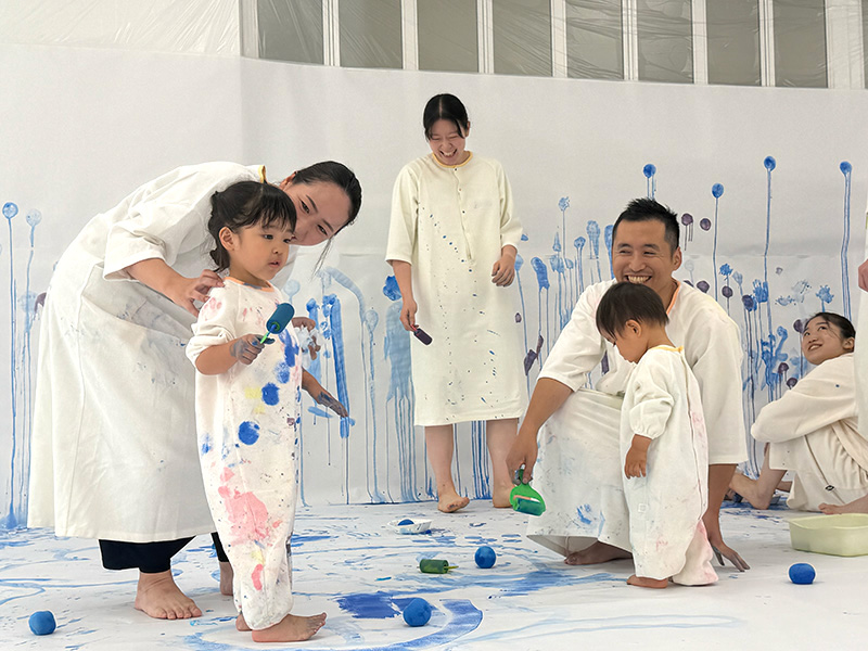 ローラーを使って絵を描く様子