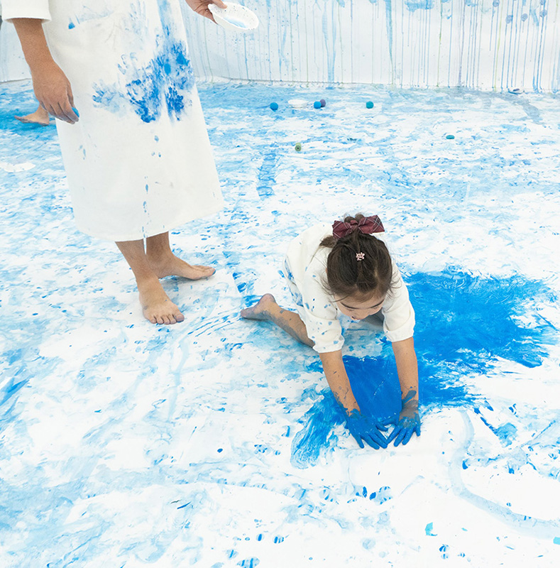 手形足形アートをする子供の様子