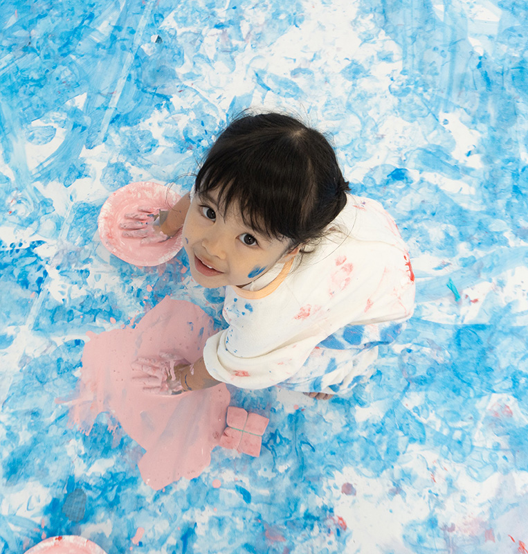 手形足形アートをする子供の様子