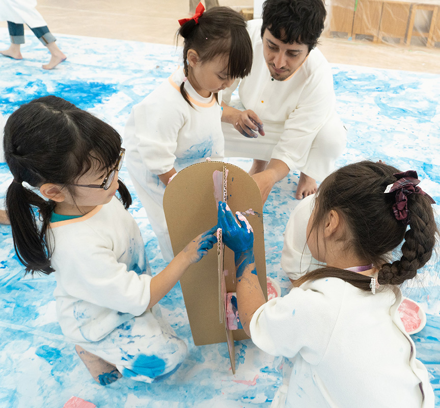 ダンボールサボテンにえのぐで色を塗る様子