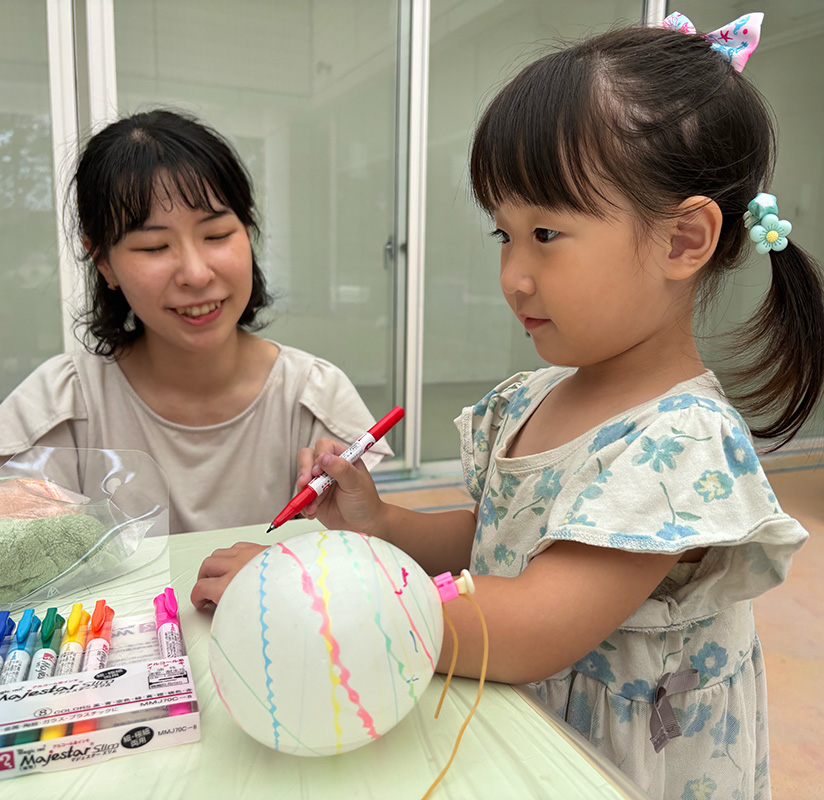 ヨーヨーに絵を描く様子