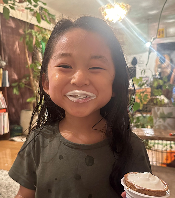 そよぎくんがアイスを食べながら笑っている写真