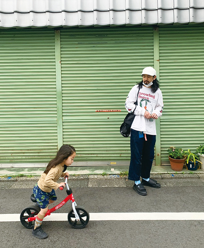 ストライダーに乗っている男の子とパパの様子