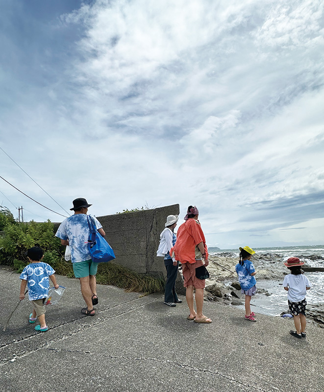 阿久津さんファミリーとお友達家族で海で遊んでいる様子