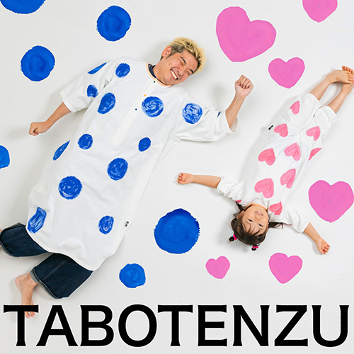 かぞくのおえかきウェアを着用した親子の楽しそうな写真
